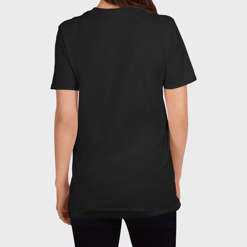 以下が含まれることがあります： クルーネックの黒の半袖Tシャツ