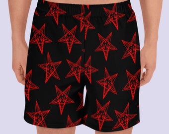 Puede incluir: Pantalones cortos deportivos negros con un patrón de pentagrama rojo.