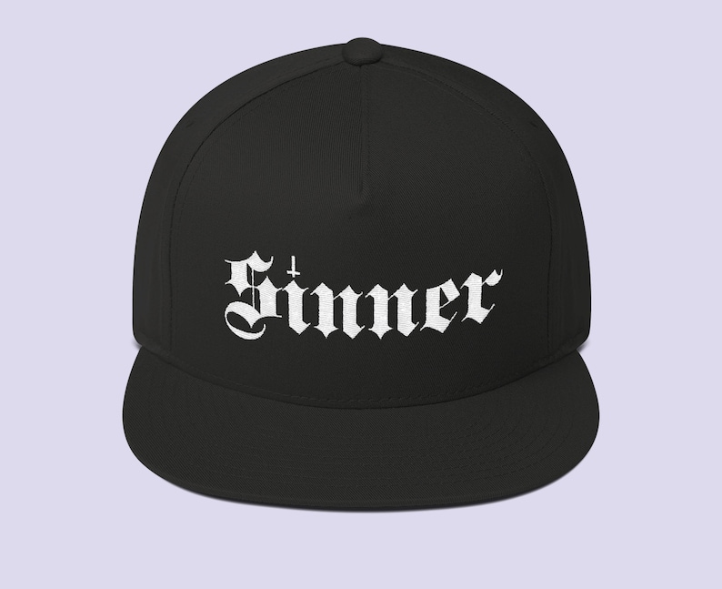 Puede incluir: Gorra de b&eacute;isbol negra con la palabra "Sinner" bordada en blanco en una fuente g&oacute;tica.