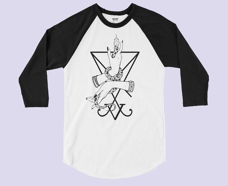 K&ouml;nnte beinhalten: Ein wei&szlig;-schwarzes Baseball-T-Shirt mit einer schwarz-wei&szlig;en Illustration einer Hand, die eine Schlange in einem Dreieck mit einem Pentagramm-Symbol h&auml;lt.