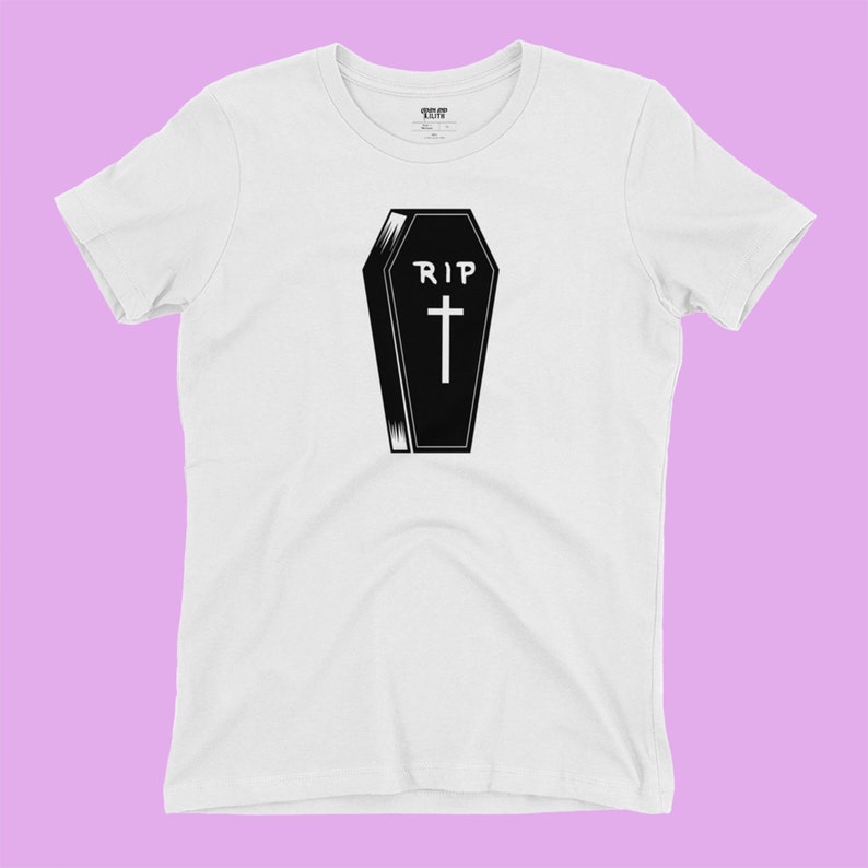 K&ouml;nnte beinhalten: Wei&szlig;es T-Shirt mit einer schwarz-wei&szlig;en Illustration eines Sarges mit dem Text "RIP" und einem Kreuz.