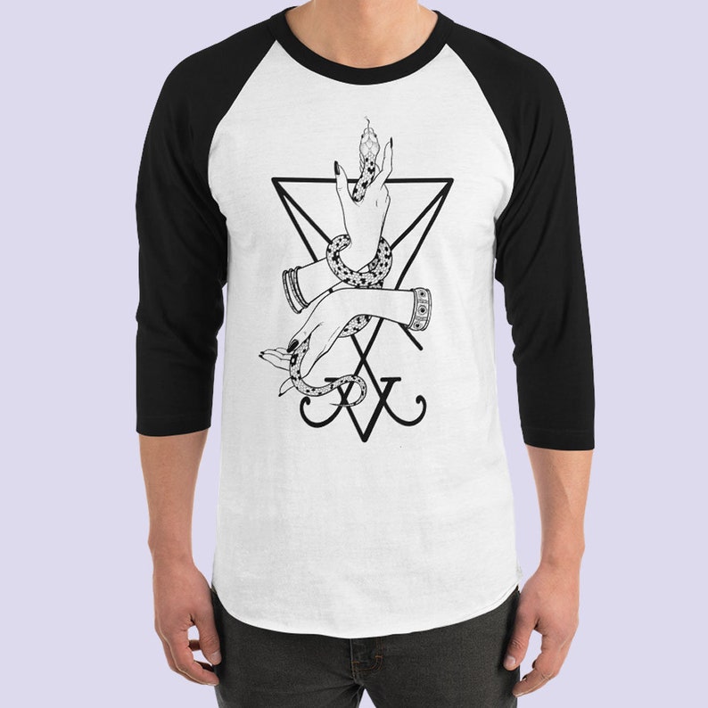 K&ouml;nnte beinhalten: Ein wei&szlig;-schwarzes Baseball-T-Shirt mit einer schwarz-wei&szlig;en Illustration einer Hand, die eine Schlange in einem Dreieck mit einem Pentagramm-Symbol h&auml;lt.