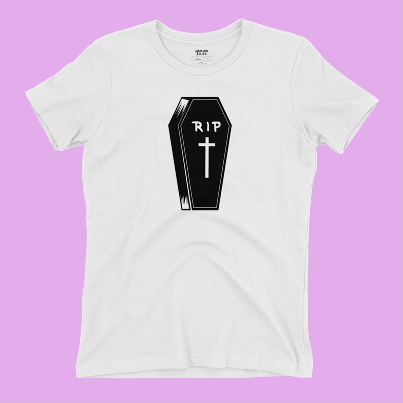 K&ouml;nnte beinhalten: Wei&szlig;es T-Shirt mit einer schwarz-wei&szlig;en Illustration eines Sarges mit dem Text "RIP" und einem Kreuz.