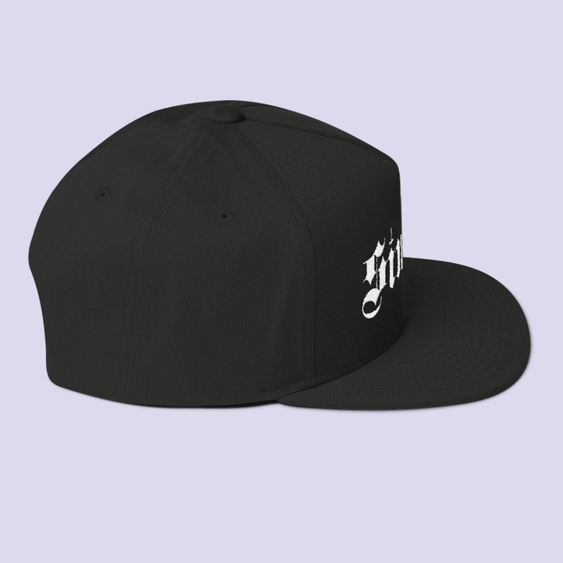 Puede incluir: Gorra de b&eacute;isbol negra ajustada con el texto 'Gothic' bordado en blanco.