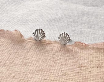 Orecchini a bottone in argento sterling con conchiglia: gioielli costieri