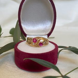 Używany pierścionek z podwójnym wężem i rubinem ze złota próby 9 karatów