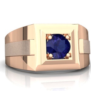 Könnte beinhalten: Ein goldener Ring mit einer quadratischen Fassung und einem blauen Saphir.