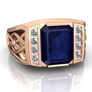 Könnte beinhalten: Ein goldener Ring mit einem großen, dunkelblauen, smaragdgeschliffenen Edelstein, der von einer Reihe kleiner, klarer Edelsteine umgeben ist.