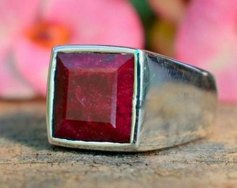 Anel masculino com rubi natural, em prata de lei 925, ideal para casamento e noivado. Possui rubi de qualidade AAA+ e é um presente perfeito para aniversários de casamento.