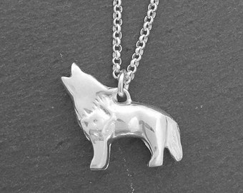 miniatura lobo plata de ley, collar lobo plata maciza, escultura animal lobo plata, colgante forma animal lobo aullando plata de ley