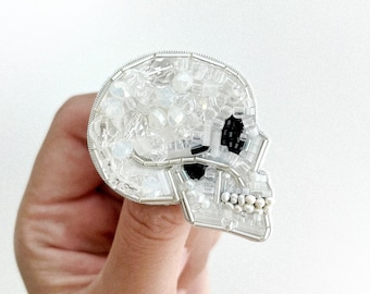 Broche de calavera / Broche de cuentas para mujer / Joyería de calavera para hombres / Pin de declaración de perfil de calavera hecho a mano