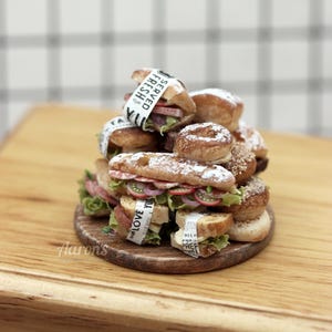 Pila de pan y sándwiches / Exhibidor de comida en miniatura para casa de muñecas a escala 1:12, tablero de panadería y cafetería hecho a mano