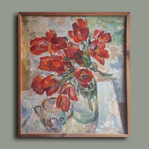 Pintura al óleo de tulipanes rojos vintage – Naturaleza muerta ucraniana de 1996 – Obra floral enmarcada – Óleo original sobre cartón