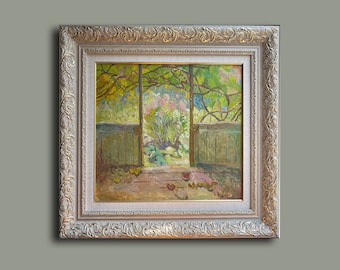 Puede incluir: Una pintura al óleo enmarcada que representa una vista a través de una puerta abierta a un jardín. El jardín está lleno de vegetación exuberante, flores vibrantes y un camino sinuoso. La pintura está enmarcada en un marco decorativo y ornamentado.