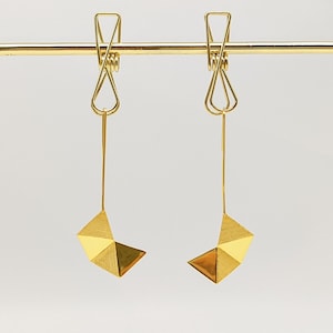 Minimalist Origami baumeln Ohrringe, Papier vergoldet baumeln, einzigartig Spaß geometrisch, Braut Brautjungfer Schmuck, Mutter Geburtstag Geschenk Oma
