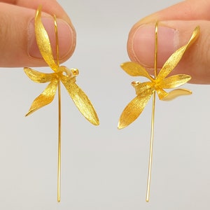 Orecchini pendenti minimalisti a forma di orchidea, pendente unico a forma di fiore placcato in oro, argento sterling, gioielli da damigella d'onore, regalo per la festa della mamma per la nonna