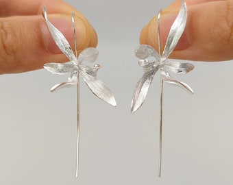 Boucles d'oreilles pendantes minimalistes orchidées, boucles d'oreilles pendantes fleurs en argent sterling uniques, bijoux de mariée de demoiselle d'honneur, cadeau de fête des mères pour grand-mère