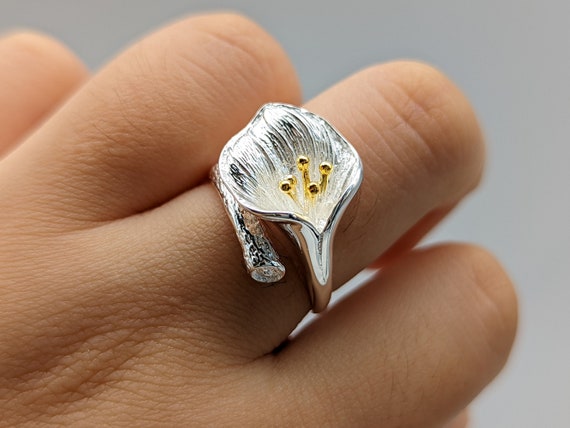 Oscar de la Renta Calla Lily Cocktail Statement Ring, Polished Gold -  Vintage Loft