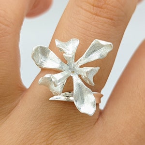 Bague fleur d&#39;iris minimaliste, bague ouverte de lys nature, forêt unique, bague en argent sterling, bague cocktail printemps, bijoux, fête des mères pour grand-mère
