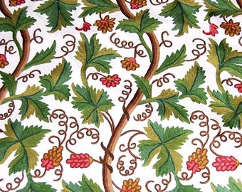 Tela de algodón bordada a mano con técnica Crewel "Grapevine" en color blanco roto y multicolor, 52" x 1 yarda.