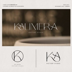 Op de afbeelding: Een brandingkit voor een pottenbakkerijstudio genaamd "Kalimera". Het hoofdlogo bevat het woord "Kalimera" in een minimalistisch lettertype met een gestileerde "K". Het secundaire logo is een cirkel met een gestileerde "K" erin. De tekst "Pottery Studio" staat onder elk logo.