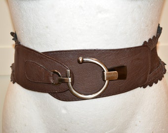 Bruine brede elastische riem voor tailleomvang van 37-44 inch. Vintage riem van kunstleer en stof