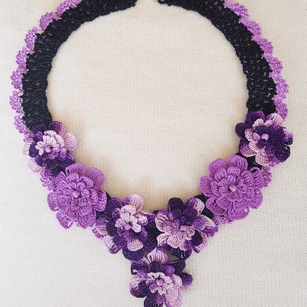 Collier plastron floral, collier déclaration violette, collier fleur au crochet, bijoux lavande, cadeaux lilas, accessoire Oya turc, tour de cou femme