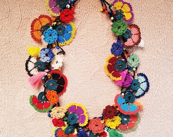 Collana all'uncinetto a filo, girocollo con perline di fiori, gioielli con bavaglino multicolore, colletto di dichiarazione, accessorio per il collo in pizzo, regalo per la zia, regalo per la mamma