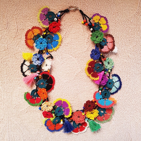 Strang gehäkelte Halskette, Blumen Perlen Choker, Multicolor Bib Schmuck, Statement Kragen, Spitze Hals Accessoire, Geschenk für Tante, Geschenk für Mama