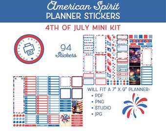 Pode incluir: Um kit de adesivos imprimíveis para planejador com 94 adesivos com um tema patriótico vermelho, branco e azul. Os adesivos incluem estrelas, listras, fogos de artifício e o texto "4th of July". O kit é projetado para se ajustar a um planejador de 18 cm por 23 cm e inclui arquivos PDF, PNG, Studio e JPG.