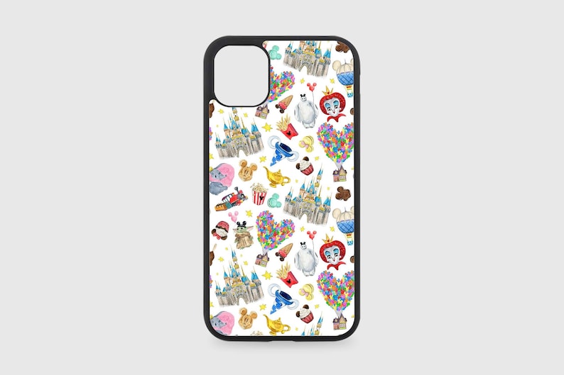Op de afbeelding: Een witte telefoonhoes met een zwarte rand met een herhalend patroon van kleurrijke Disney-figuren en iconen, waaronder Mickey Mouse, het kasteel van Assepoester en een luchtballon.
