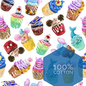 Può includere: Motivo ad acquerello con cupcakes con vari disegni, tra cui una rosa, un tappeto magico e un gatto del Cheshire. I cupcakes sono su sfondo bianco, con un esagono blu che recita "100% COTTON".