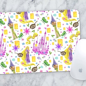 Peut inclure: Un tapis de souris blanc avec un motif répété de Raiponce, sa tour, une poêle à frire, un caméléon et des lanternes. Le motif est sur un fond blanc avec des accents roses, violets, jaunes et verts.