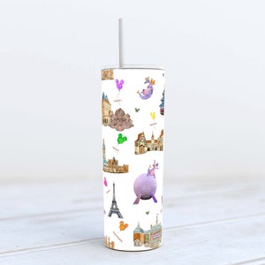 Könnte beinhalten: Ein weißer Becher mit einem farbenfrohen Design, das berühmte Sehenswürdigkeiten und Figuren aus Disney-Themenparks zeigt. Das Design umfasst Schlösser, Ballons und einen lila Drachen.