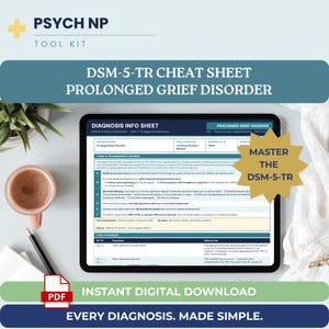 以下が含まれることがあります： デジタルタブレットに、遷延性悲嘆症のDSM-5-TRチートシートが表示されています。画面には診断基準、ICD-10コード、臨床リソースが記載されています。画面上の金色の星型グラフィックには、Master the DSM-5-TRと書かれています。