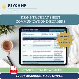 以下が含まれることがあります： デジタルタブレットにコミュニケーション障害に関するDSM-5-TRのチートシートが表示されています。画面には診断カテゴリー、ICD-10コード、臨床要約が記載された表があります。金色の星型グラフィックにはMaster the DSM-5-TRと書かれています。