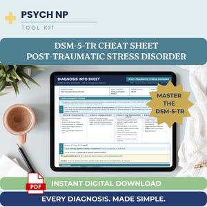 以下が含まれることがあります： 心的外傷後ストレス障害（PTSD）に関するDSM-5-TRのチートシートを表示したデジタルタブレット。画面には侵入、回避、否定的な認知などの診断基準が表示されている。金色の星型グラフィックには「Master the DSM-5-TR」と記載されている。