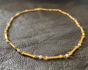 Eeuwige Griekse zuilen en parelketting