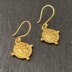 精巧なアレクサンダー大王とゼウスのコインイヤリング - 古代ギリシャへの永遠のオマージュ