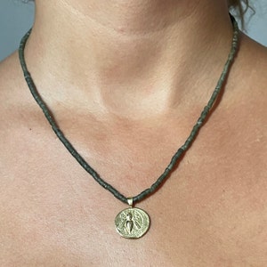Artemis Biene & Hirsch Münz-Halskette mit Jade Steinen - Replik einer antiken griechischen Münze in Museumsqualität