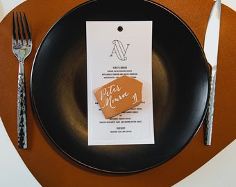 Monogramowe menu weselne, wydrukowane na pergaminie, przymocowane do papieru o fakturze drewna, zestaw 25 sztuk