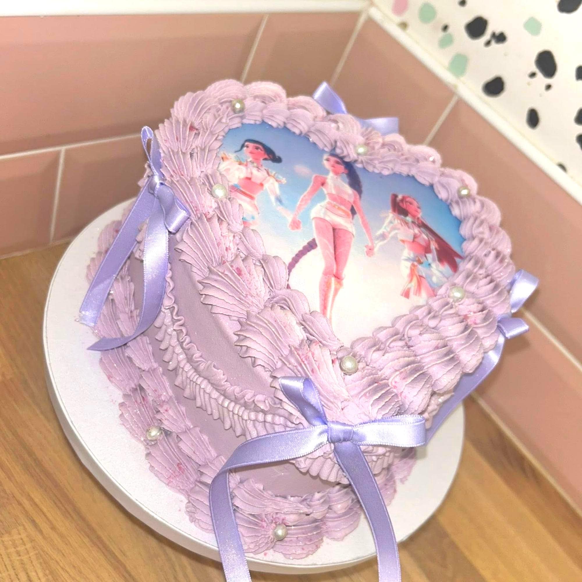 メテュ　センイル　キット　HBD HEART CAKE SPEAKER Edible Heart-shaped K-pop Inspired Print - Edible Cake Topper for