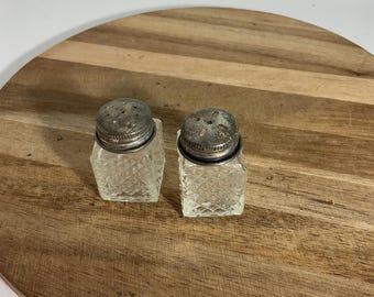 2” Clear Glass Salt and Pepper Shakers Metal Lids (AA)