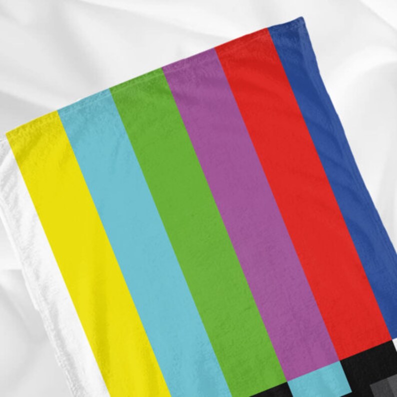Puede incluir: Una tela de rayas coloridas con un dise&ntilde;o de patr&oacute;n de prueba de televisi&oacute;n. La tela presenta rayas alternas de amarillo, azul claro, verde, morado, rojo y azul.