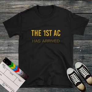 Chegou o 1º AC | Camiseta, camiseta unissex, presente de cineastas, camiseta gráfica, roupas de cinematografia, camiseta para mulheres e homens, camiseta de algodão