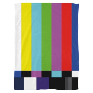 Puede incluir: Un patr&oacute;n de rayas coloridas que se asemeja a un patr&oacute;n de prueba de televisi&oacute;n vintage. El patr&oacute;n incluye rayas blancas, amarillas, azul claro, verdes, moradas, rojas y azules. La parte inferior del patr&oacute;n presenta un patr&oacute;n de tablero de ajedrez en blanco y negro.