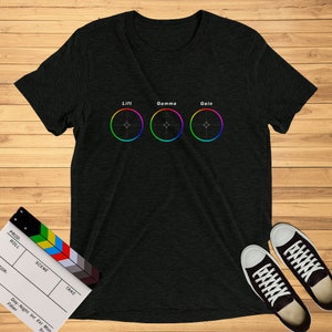 Könnte beinhalten: Ein schwarzes T-Shirt mit einer Grafik aus drei bunten Kreisen, jeder mit einem Ziel in der Mitte. Die Kreise sind mit "Lift", "Gamma" und "Gain" beschriftet.