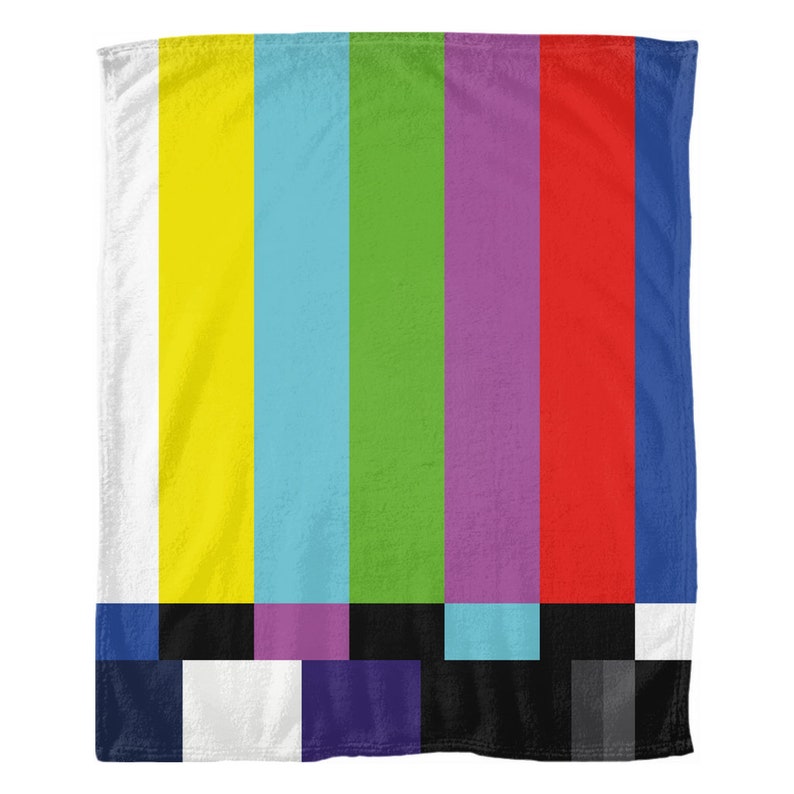 Puede incluir: Una manta suave y mullida con un dise&ntilde;o de patr&oacute;n de prueba de televisi&oacute;n colorido. El patr&oacute;n incluye rayas de color amarillo, azul claro, verde, morado, rojo y azul. La parte inferior de la manta tiene un patr&oacute;n de cuadros blanco y negro.