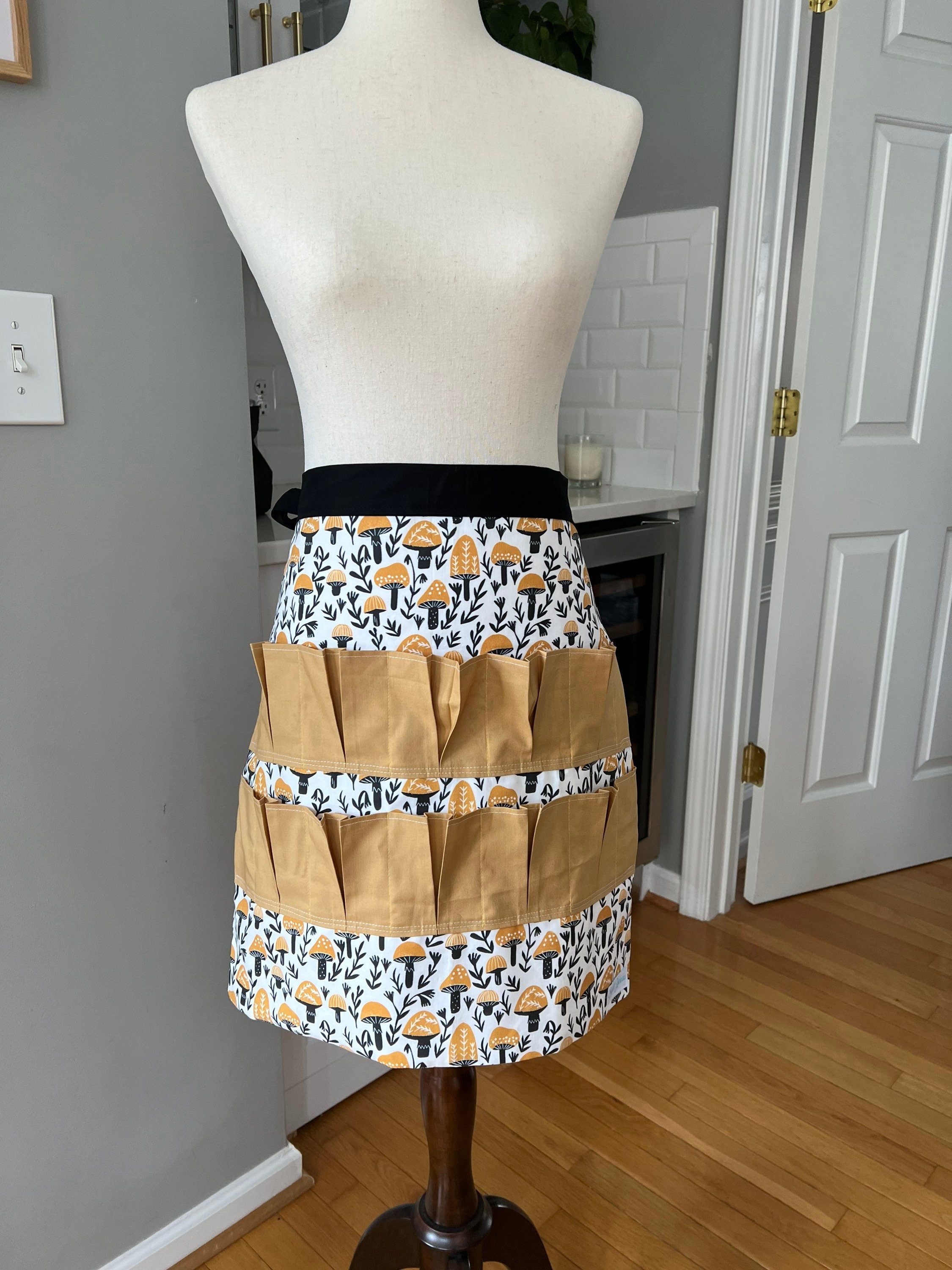 Vintage-Inspired Egg Collecting Apron - Elegant and Practical