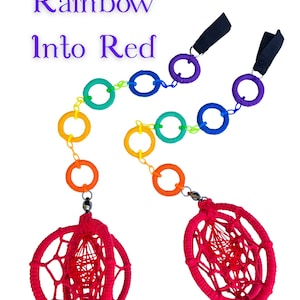 Può includere: Due acchiappasogni rossi fatti a mano con una catena arcobaleno di anelli colorati. Gli acchiappasogni sono collegati a cinghie nere. Il testo "Rainbow Into Red" è nell'angolo in alto a sinistra.